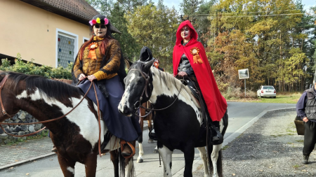 Jak přijely, tak odjely – kdo? Záhadné jezdkyně na koních